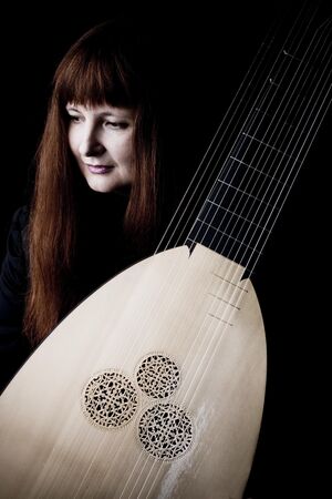 Proomtional picture of Christina Pluhar, showing her with her instrument